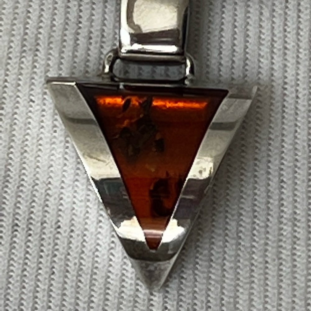 Gorgeous Vtg modernistic triangle Amber .925 sterling silver pendant 9.7g - Picture 6 of 11